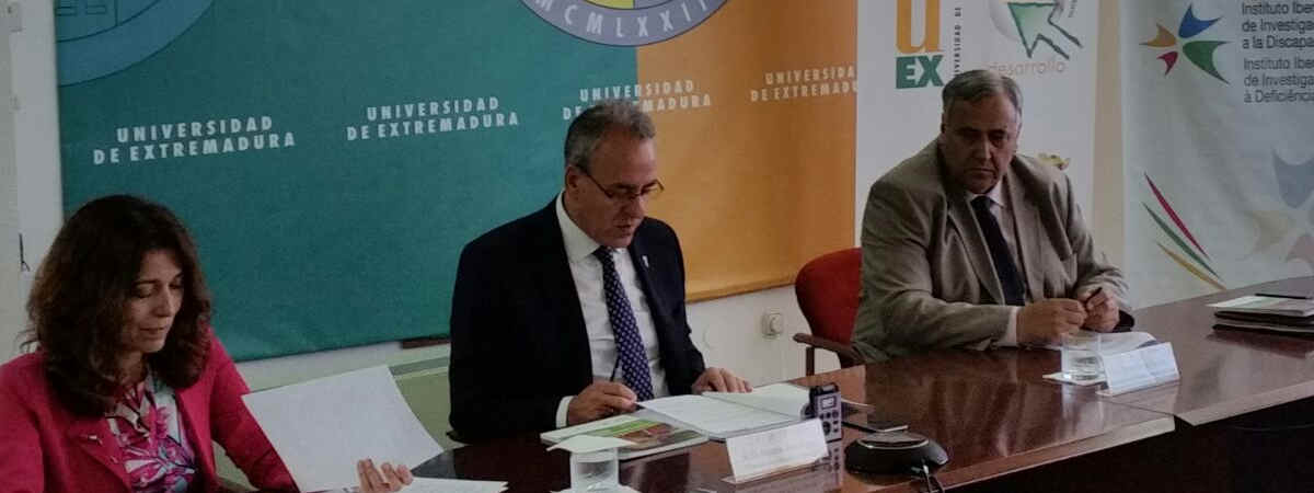 “El Rector de la Universidad de Extremadura presenta el I Congreso Iberoamericano sobre Cooperación, Investigación y Discapacidad”